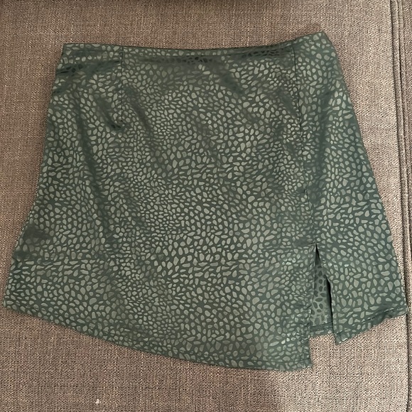 Princess Polly Dresses & Skirts - Like New PRINCESS POLLY Green Snakeskin Print Skirt - Size 10